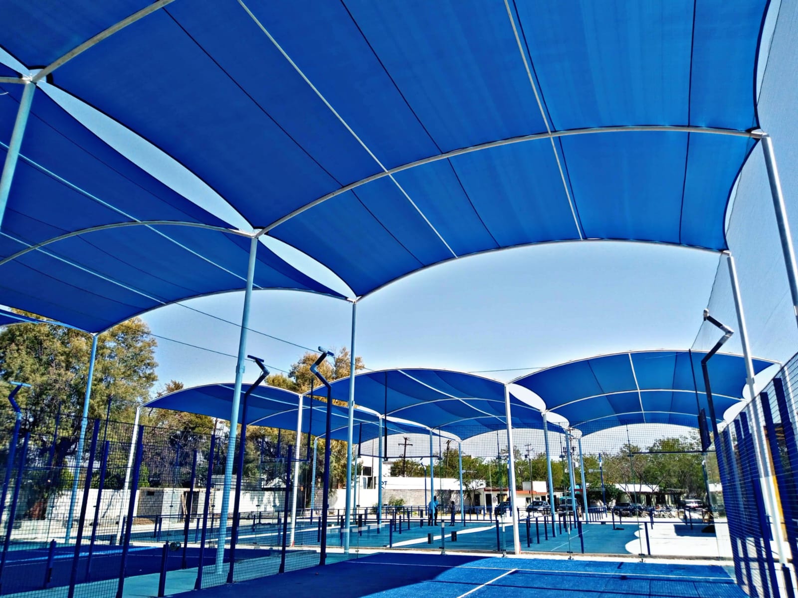 Cierre perimetral de cancha de pádel con estructura y tela PVC